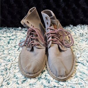 Tom’s lace up shoe